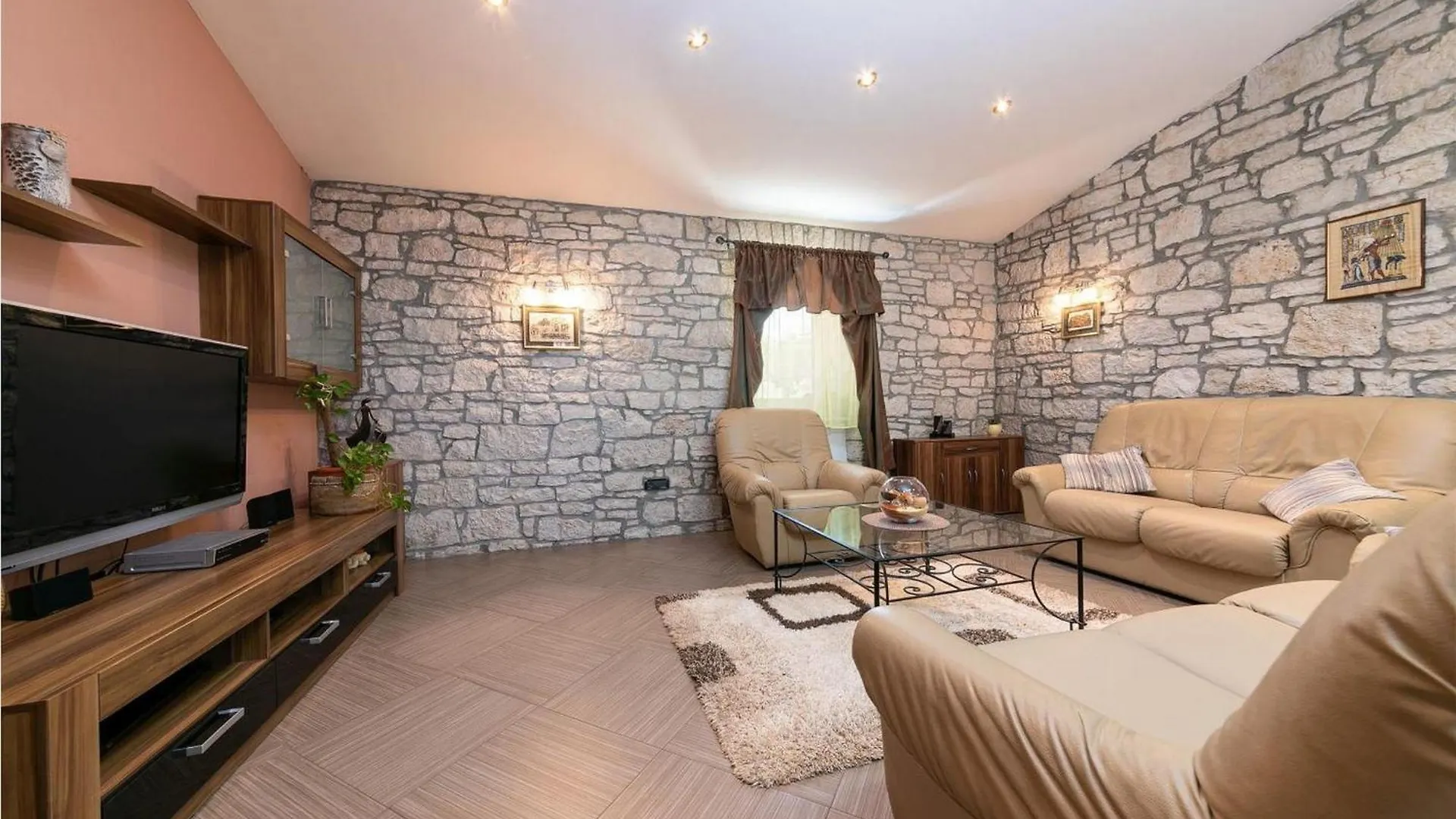 Villa Vanessa Вишнян 0*,